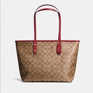 City Zip Tote In Signature Canvas❤️